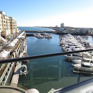 Deluxe Two-Bedroom Apartment Marina View